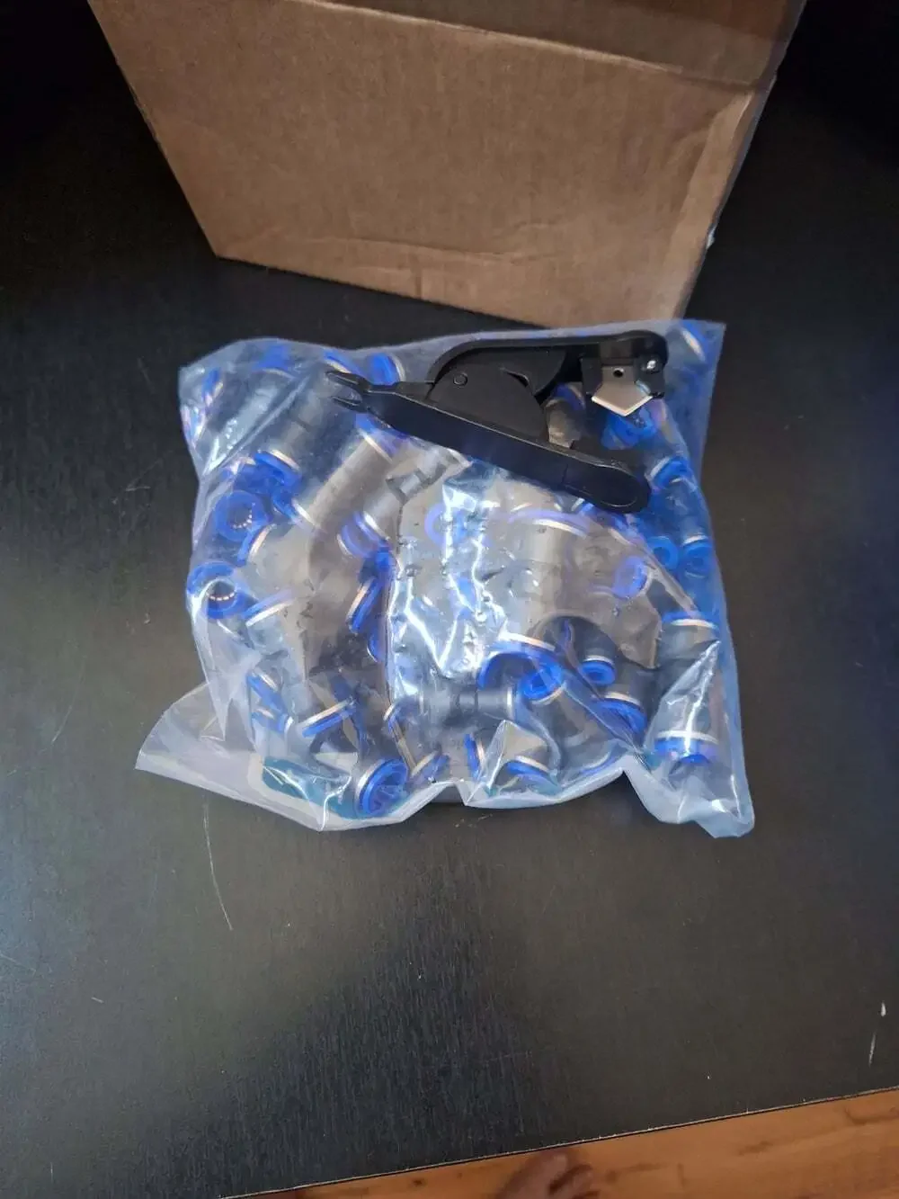 Bulk Pneumatic Push-to-Connect Fittings with Tube Cutter